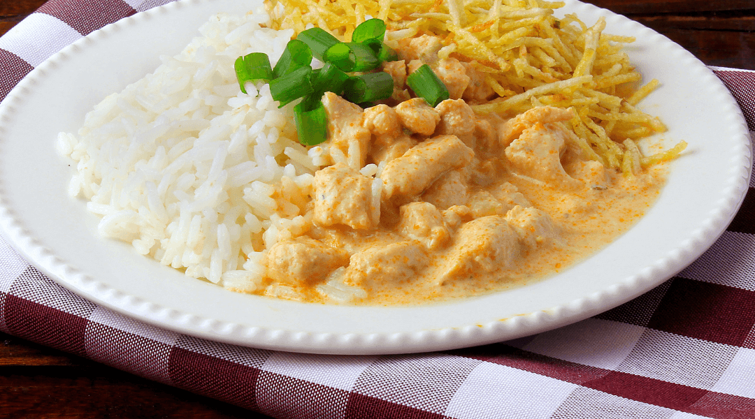 Troškinta vištienos krūtinėlė grietinės-pomidorų padaže